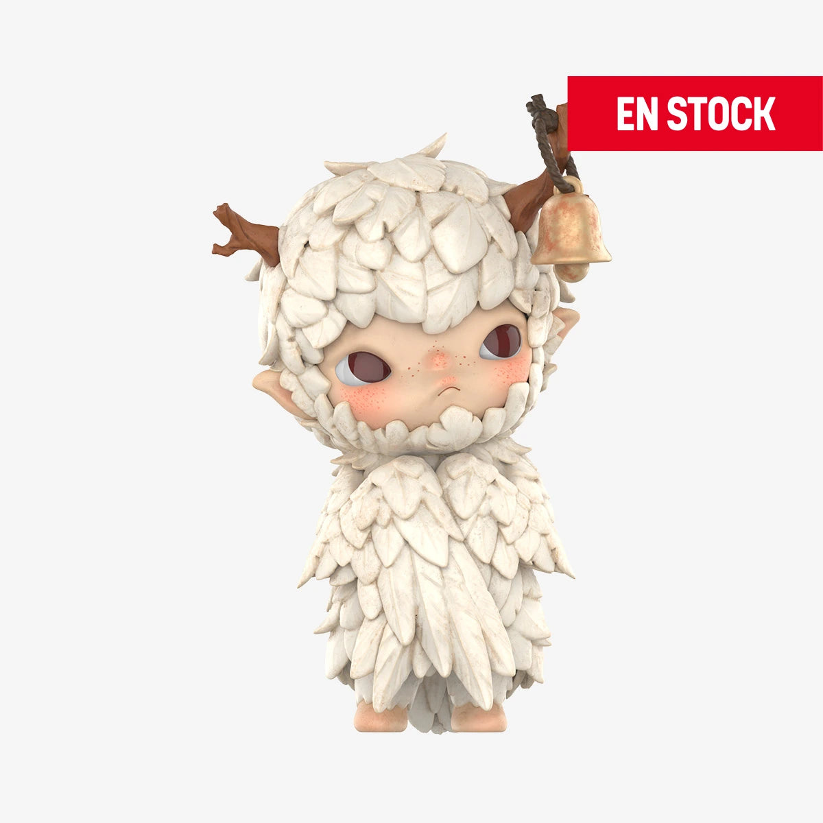 Figura coleccionable de Hirono de la serie Shelter, vestido con un traje blanco de textura de plumas que cubre todo su cuerpo. Tiene cuernos pequeños tipo rama, orejas puntiagudas y una campana dorada colgando de uno de los cuernos. Su expresión es seria y melancólica. En la esquina superior derecha aparece una etiqueta roja con el texto "EN STOCK"