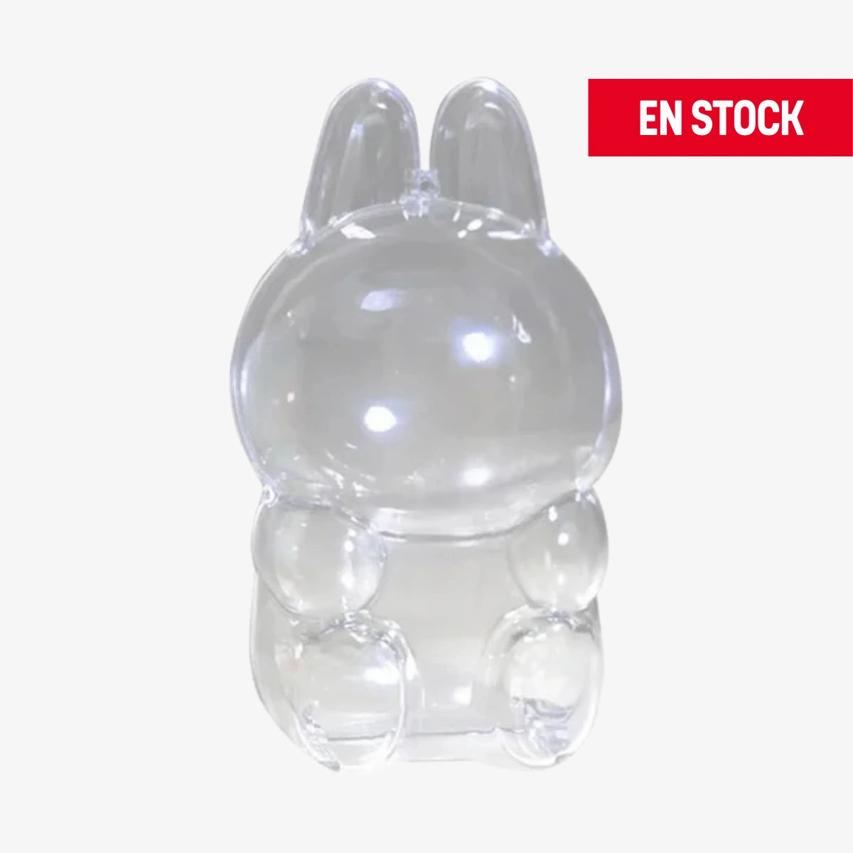 Estuche protector transparente con forma de Labubu sentado, diseñado específicamente para figuras de la serie "Labubu Have a Seat". Fabricado en material plástico resistente, protege contra el polvo y los daños. En la esquina superior derecha aparece una etiqueta roja con el texto "EN STOCK