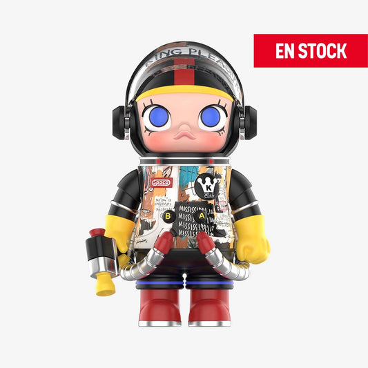 Figura coleccionable de Space Molly con traje espacial decorado con arte estilo graffiti y colores llamativos. Lleva un casco transparente con audífonos negros, guantes amarillos, botas rojas y tubos conectados al traje. Tiene expresión seria con ojos grandes azules. En la esquina superior derecha aparece una etiqueta roja con el texto "EN STOCK"