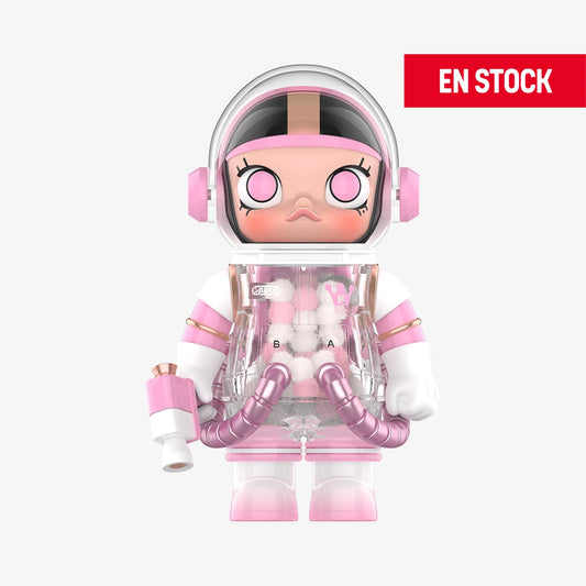 Figura coleccionable de Space Molly versión V3, con traje espacial transparente en tonos rosados, detalles metálicos y tubos conectados al pecho. El personaje tiene expresión seria, ojos rosados y lleva casco con visor transparente y auriculares. En la esquina superior derecha aparece una etiqueta roja con el texto "EN STOCK"