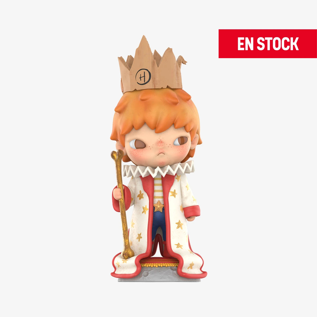 Figura coleccionable de Hirono con temática de principito, vestido con una capa blanca decorada con estrellas doradas, una corona de cartón con la letra 