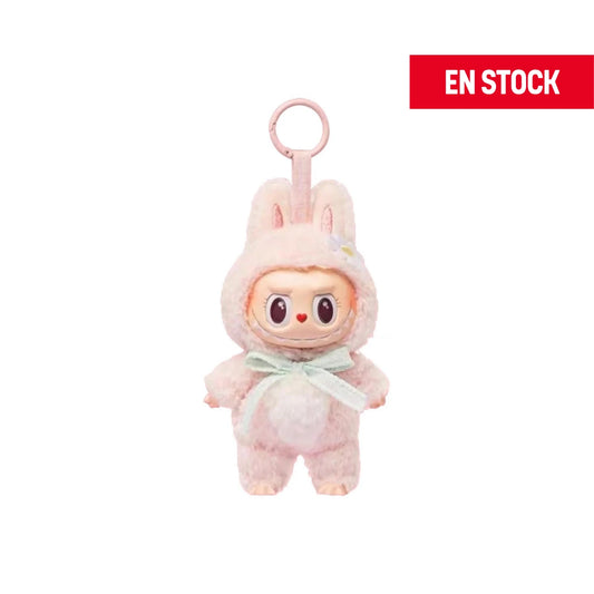 Llavero coleccionable de Mokoko de la serie "Close to Sweet", con traje de peluche rosa claro con orejas de conejo, moño verde menta y una pequeña flor decorativa en la cabeza. El personaje tiene una expresión decidida y un corazón rojo en la nariz. Cuelga de una anilla rosada. En la esquina superior derecha aparece una etiqueta roja con el texto "EN STOCK"